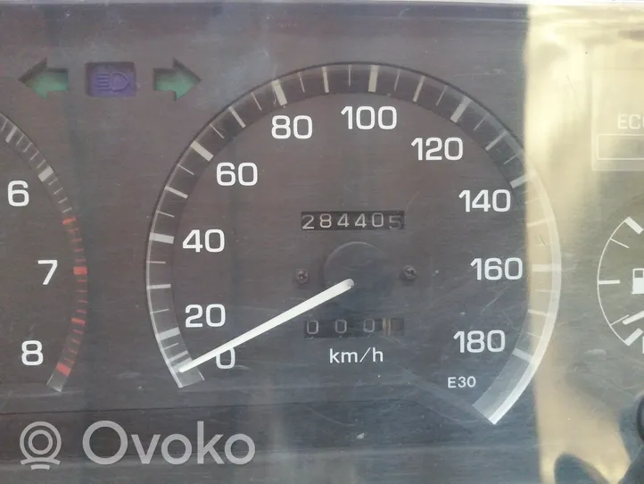 Toyota Corolla E90 Geschwindigkeitsmesser Cockpit 