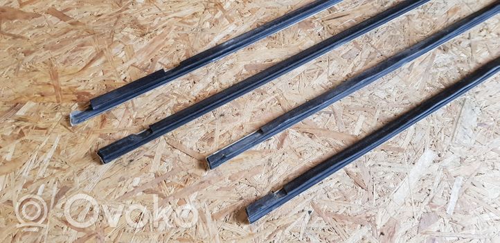 Volkswagen Touareg I Front door glass trim molding 