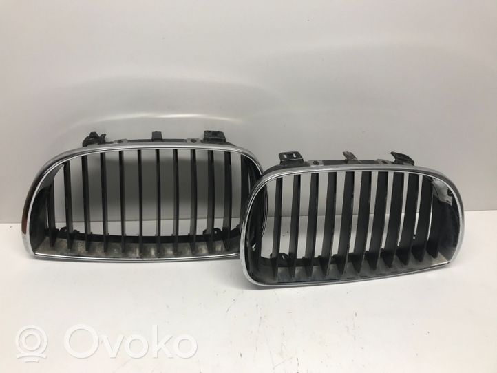 BMW 1 E81 E87 Maskownica / Grill / Atrapa górna chłodnicy 7128613