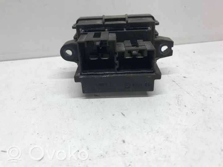Ford Mondeo MK V Pečiuko ventiliatoriaus reostatas (reustatas) F011500104