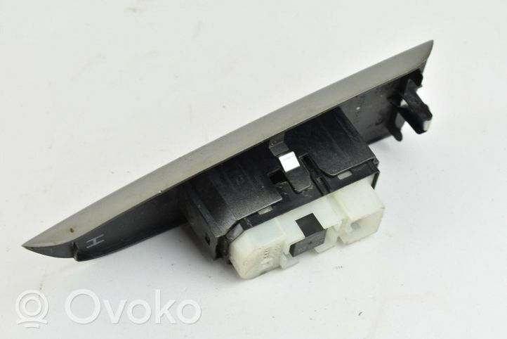 Toyota Land Cruiser (HDJ90) Elektrinių langų jungtukas 8403060023