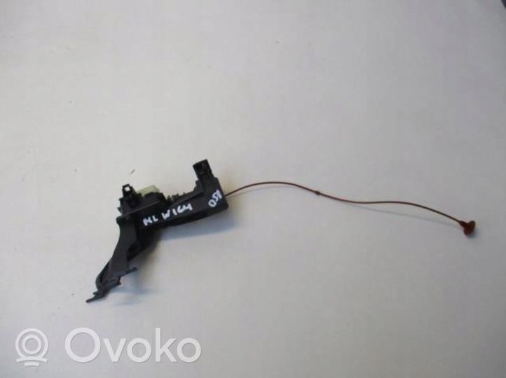 Mercedes-Benz ML W163 Verrouillage du bouchon du réservoir de carburant A0008207703