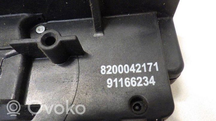 Opel Vivaro Front door lock 820004217