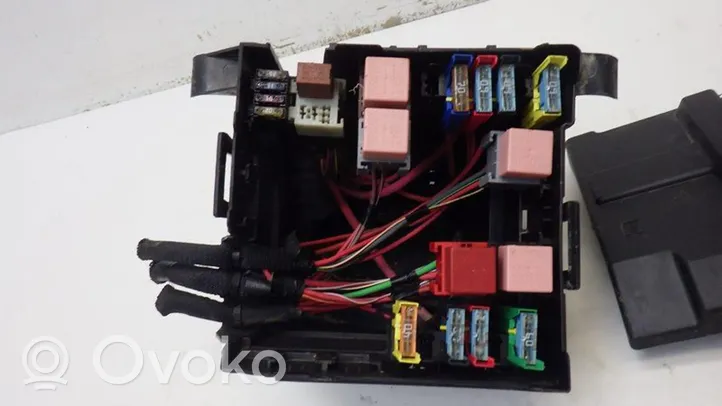 Opel Vivaro Fuse box set 8200490003