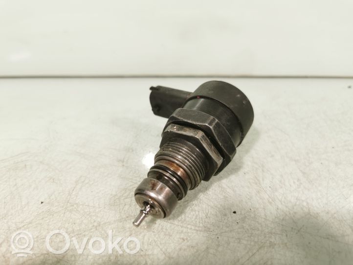 Opel Astra H Fuel pressure regulator 0281002507