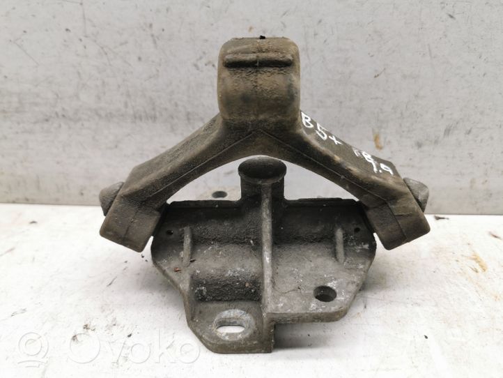 Volkswagen PASSAT B5.5 Staffa/supporto di montaggio della marmitta 8E0253147