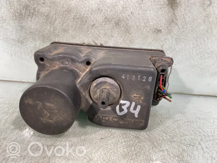 Audi 80 90 S2 B4 Keskuslukituksen alipainepumppu 443862257h