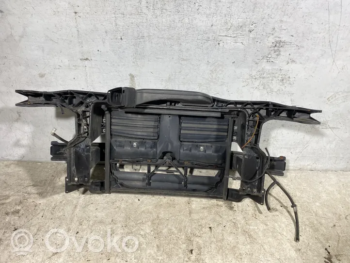 BMW 3 E90 E91 Jäähdyttimen kehyksen suojapaneeli 7547246