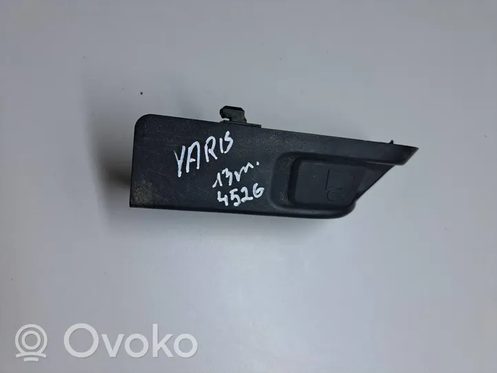 Toyota Yaris Przycisk otwierania wlewu paliwa 