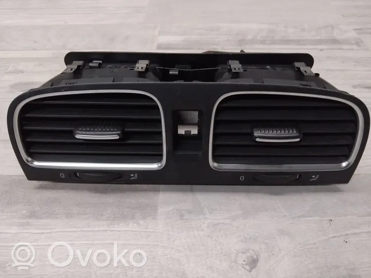 Volkswagen Golf VI Centrālais gaisa ventilācijas režģis 5K0815735D