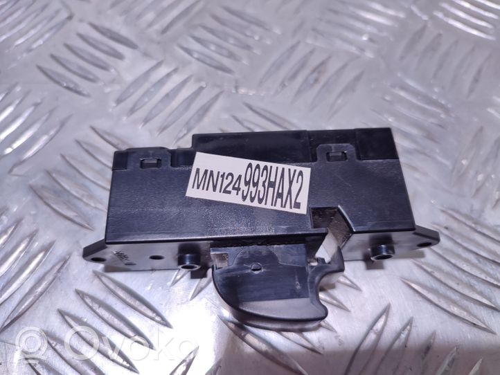 Mitsubishi Lancer Przełącznik / Przycisk otwierania szyb 8608A099