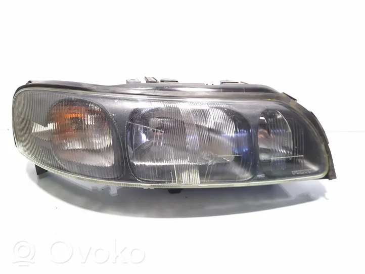 Volvo V70 Lampa przednia 8659611