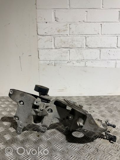 Volkswagen Tiguan Generator/alternator bracket 03L903148Q