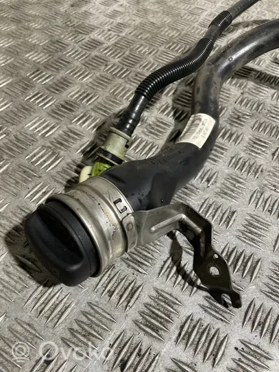 BMW 4 F32 F33 Tuyau de remplissage de réservoir de carburant 7244039