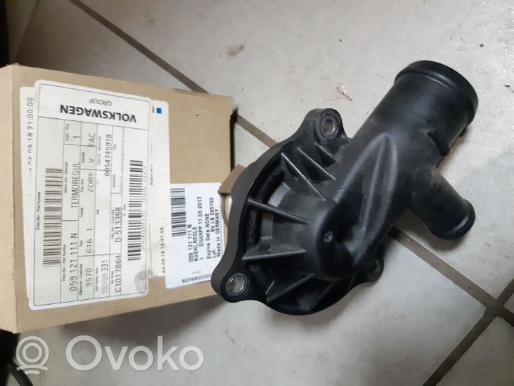 Volkswagen Touareg I Boîtier de thermostat / thermostat 059121111N