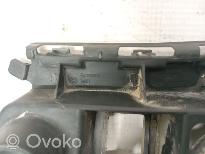 Volkswagen Golf VI Bampera stūra daļas stiprinājums 5K6807393