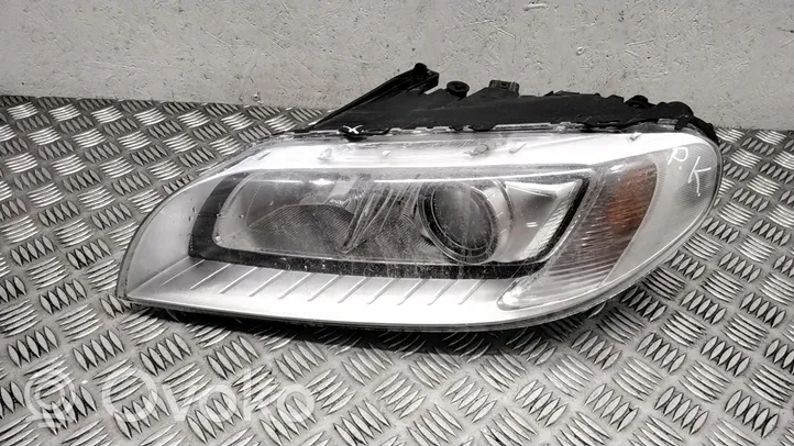 Volvo V70 Lampa przednia 31420013