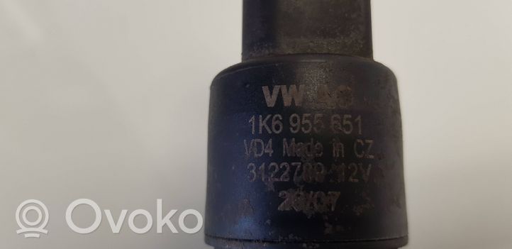 Volkswagen PASSAT B6 Dysza spryskiwacza szyby przedniej / czołowej 1K6955651