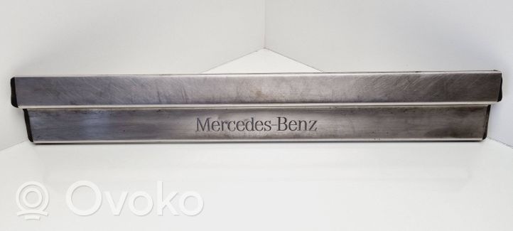 Mercedes-Benz E W210 Copertura del rivestimento del sottoporta anteriore 2106800135