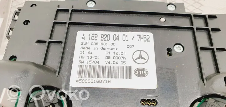 Mercedes-Benz A W169 Фонарь освещения передних мест A1698200401