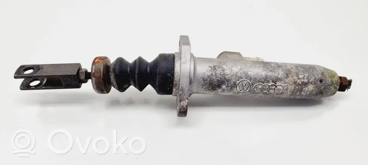 Audi 80 90 B3 Główny cylinder sprzęgła 0015605