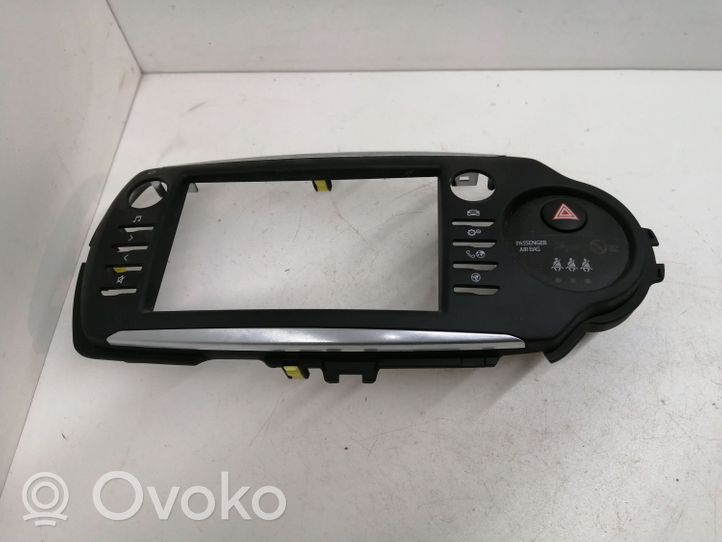 Toyota Yaris Mascherina unità principale autoradio/GPS 864510D060