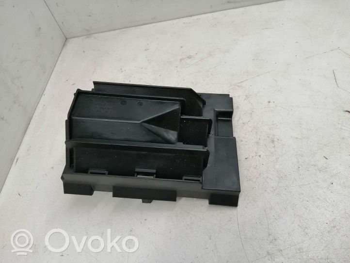 BMW 5 E60 E61 Kita variklio skyriaus detalė 61359110113