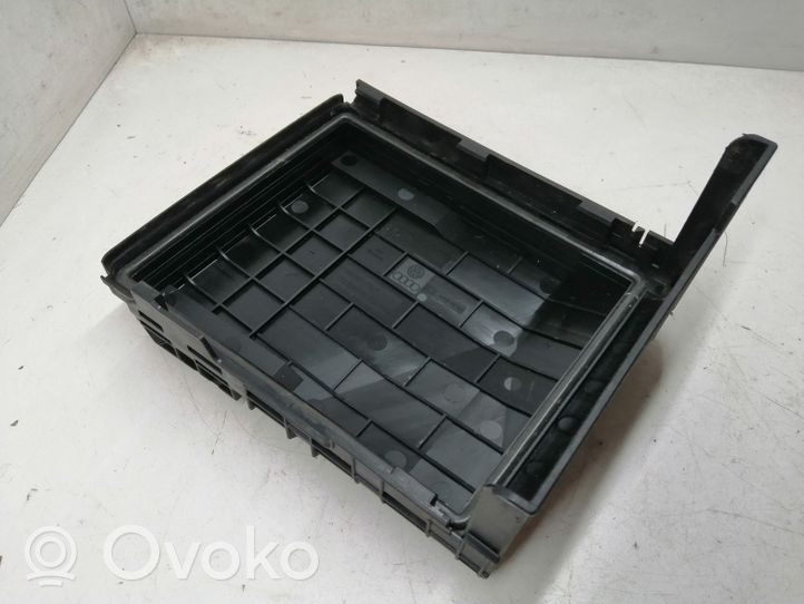 Volkswagen PASSAT CC Fuse box cover 1K0937132