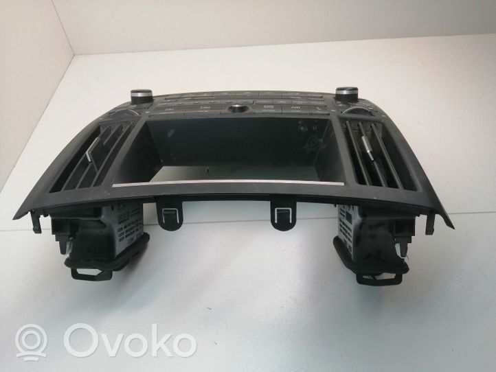 Nissan Qashqai+2 Cadre, panneau d'unité radio / GPS 68260CG001