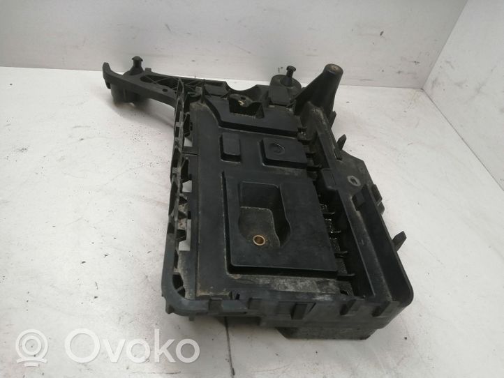 Volkswagen PASSAT CC Boîte de batterie 1K0915325