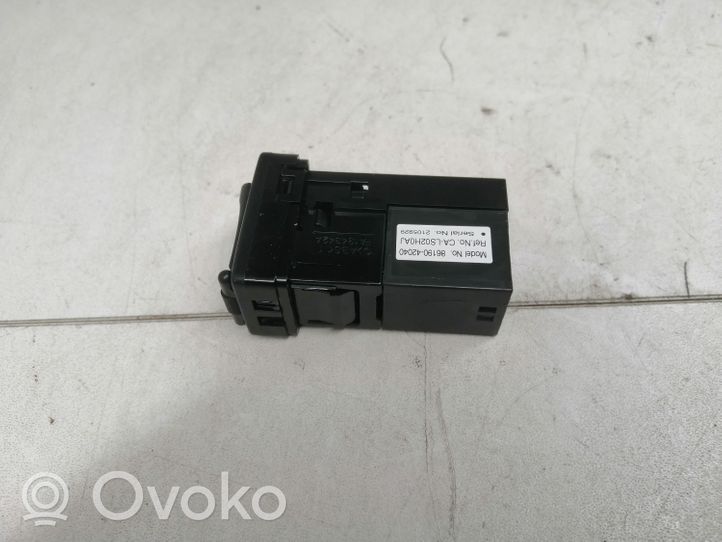 Toyota RAV 4 (XA40) USB jungtis 8619042040