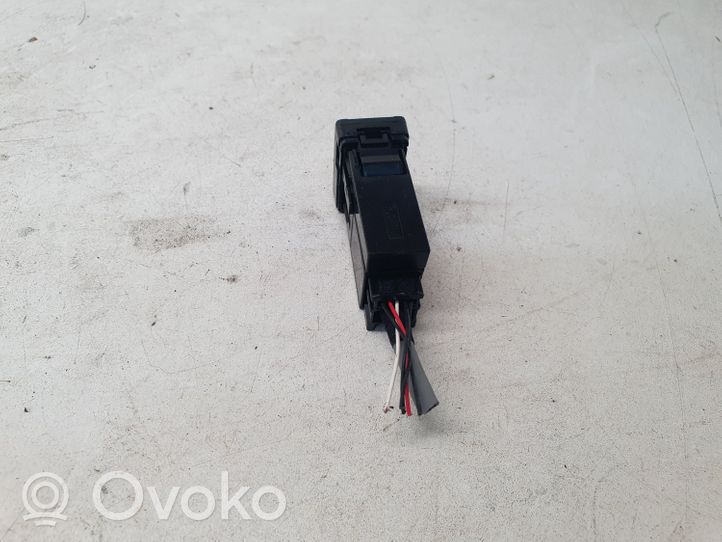 Toyota Auris E180 USB-pistokeliitin 861900D030