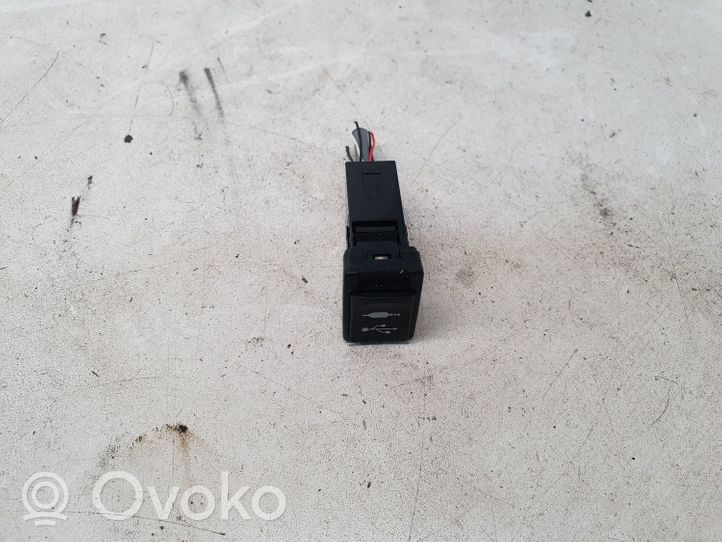 Toyota Auris E180 USB-pistokeliitin 861900D030