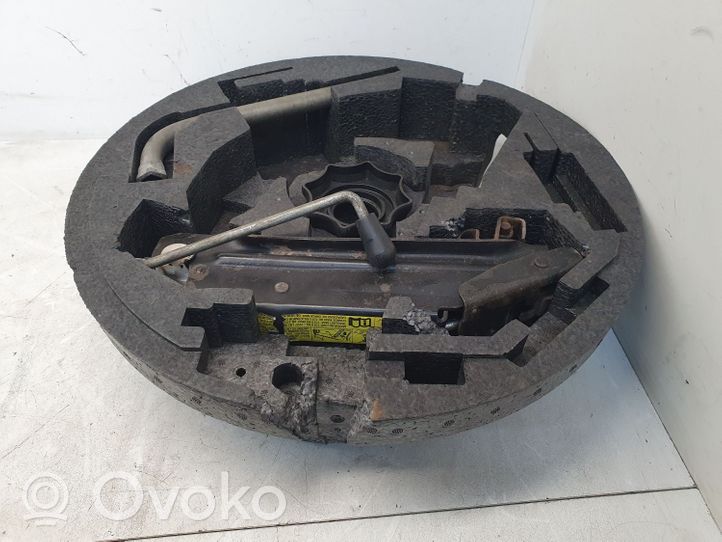 Volkswagen Golf V Set di attrezzi 8P0012109