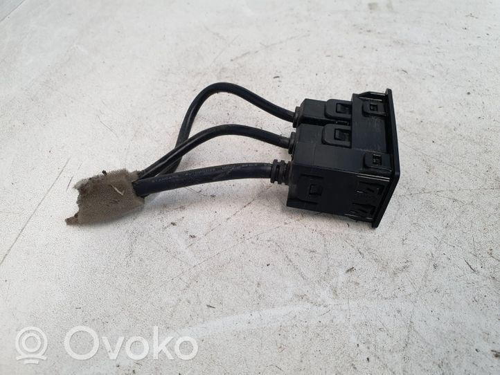 Mitsubishi L200 Gniazdo / Złącze USB T0969TG