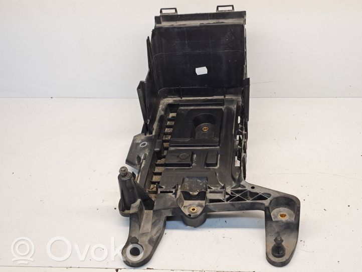 Volkswagen Golf VI Support boîte de batterie 1K0915333