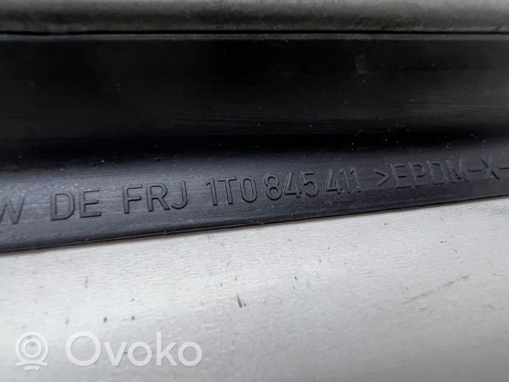 Volkswagen Touran II Fenêtre triangulaire avant / vitre 1T0845411