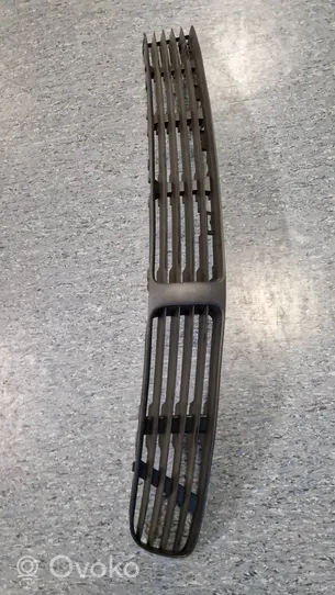 Volkswagen PASSAT B5 Grille inférieure de pare-chocs avant 3b0853677b