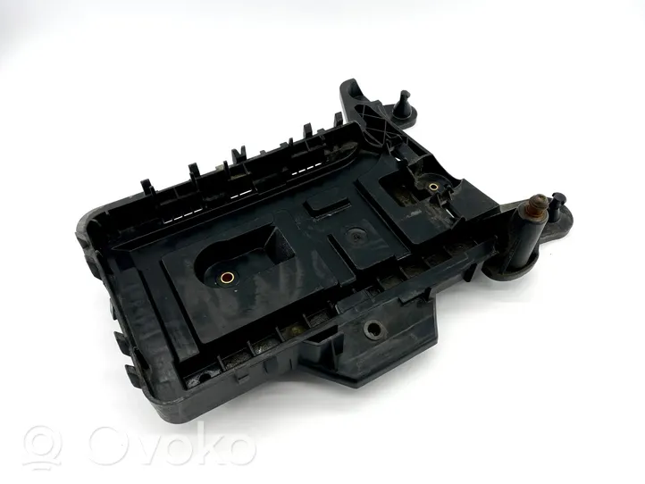 Volkswagen Caddy Support boîte de batterie 1K0915333