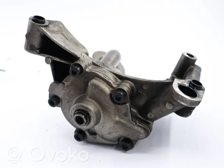 Volkswagen PASSAT B5.5 Oil pump 03G115105