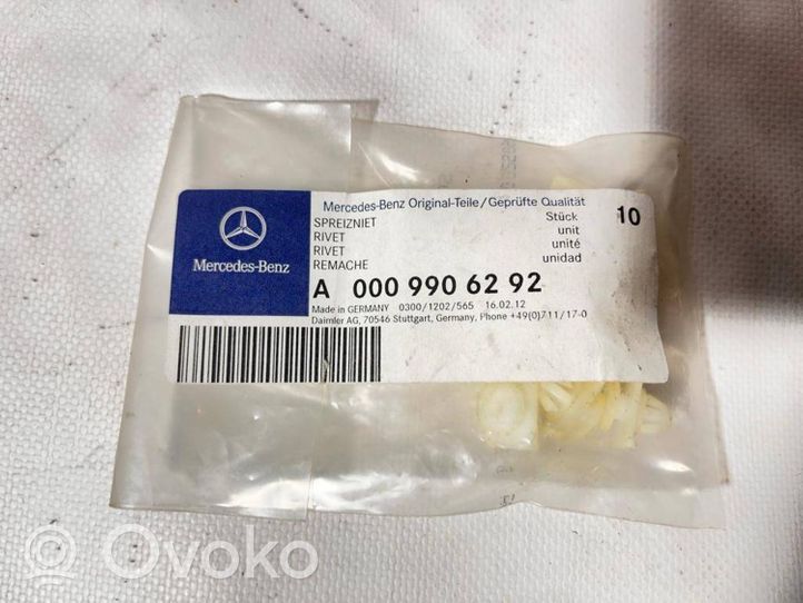 Mercedes-Benz 190 W201 Takaoven lista (muoto) A0009906292