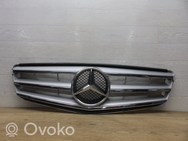 Mercedes-Benz C W204 Maskownica / Grill / Atrapa górna chłodnicy A2048800023