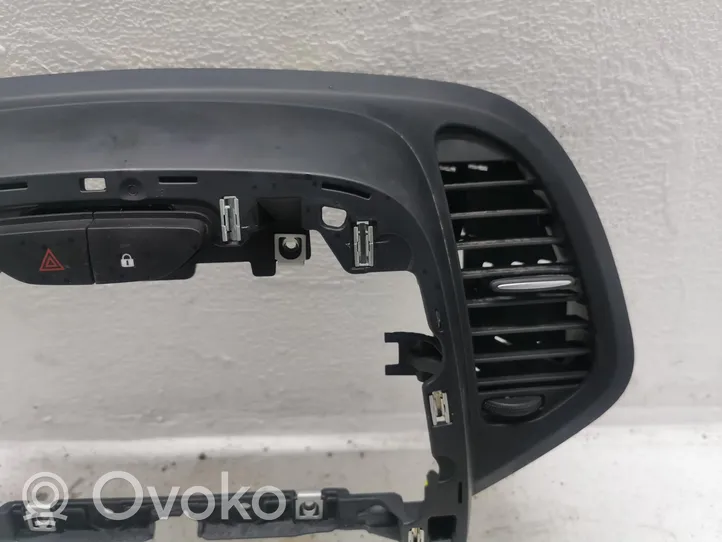 Renault Captur Element deski rozdzielczej / środek 682602532R