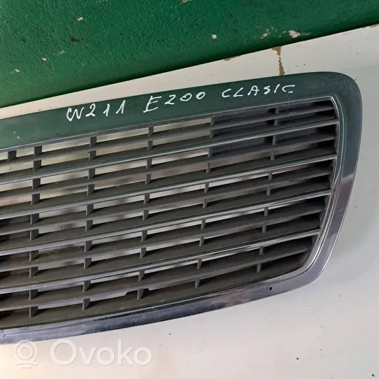 Mercedes-Benz E W211 Grille calandre supérieure de pare-chocs avant A2118800283