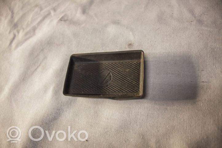 Mercedes-Benz E W212 Panelės stalčiuko/lentinėlės paklotėlis A2046830594