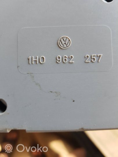 Volkswagen PASSAT B4 Pompe à vide verrouillage central 1H0962257