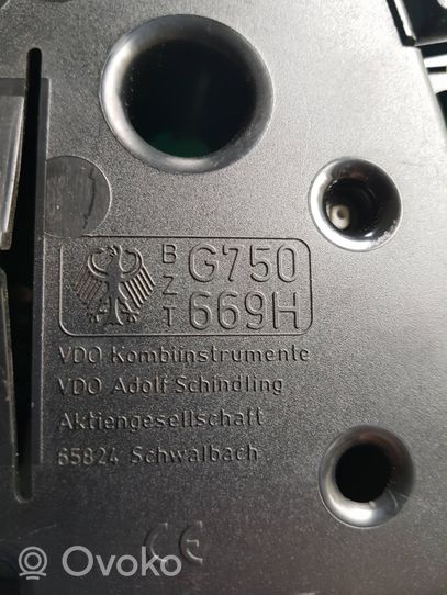 Volkswagen PASSAT B5.5 Geschwindigkeitsmesser Cockpit 3B0919881