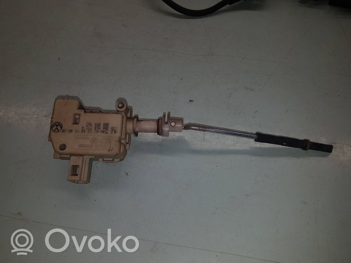 Volkswagen PASSAT B5 Central locking motor 3B0959782