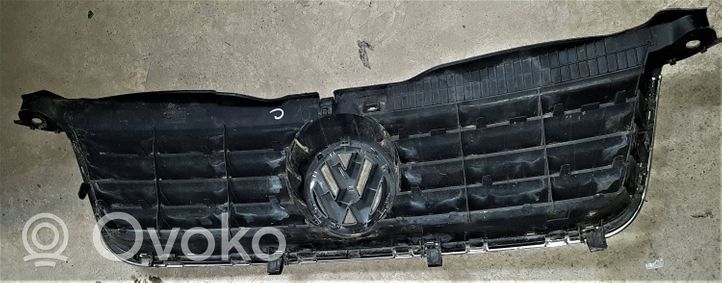 Volkswagen PASSAT B5.5 Etupuskurin ylempi jäähdytinsäleikkö 