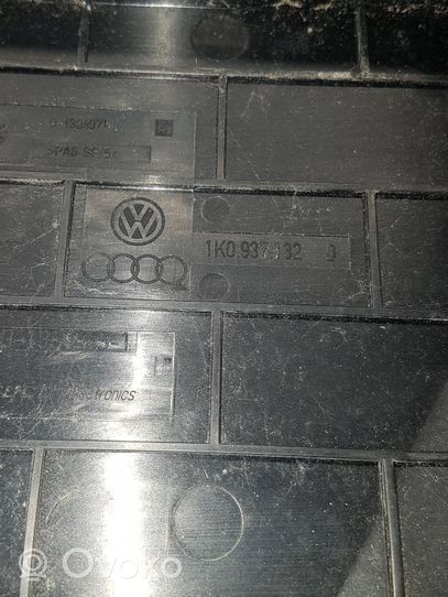Volkswagen Caddy Akkulaatikon alustan kansi 1K0937132